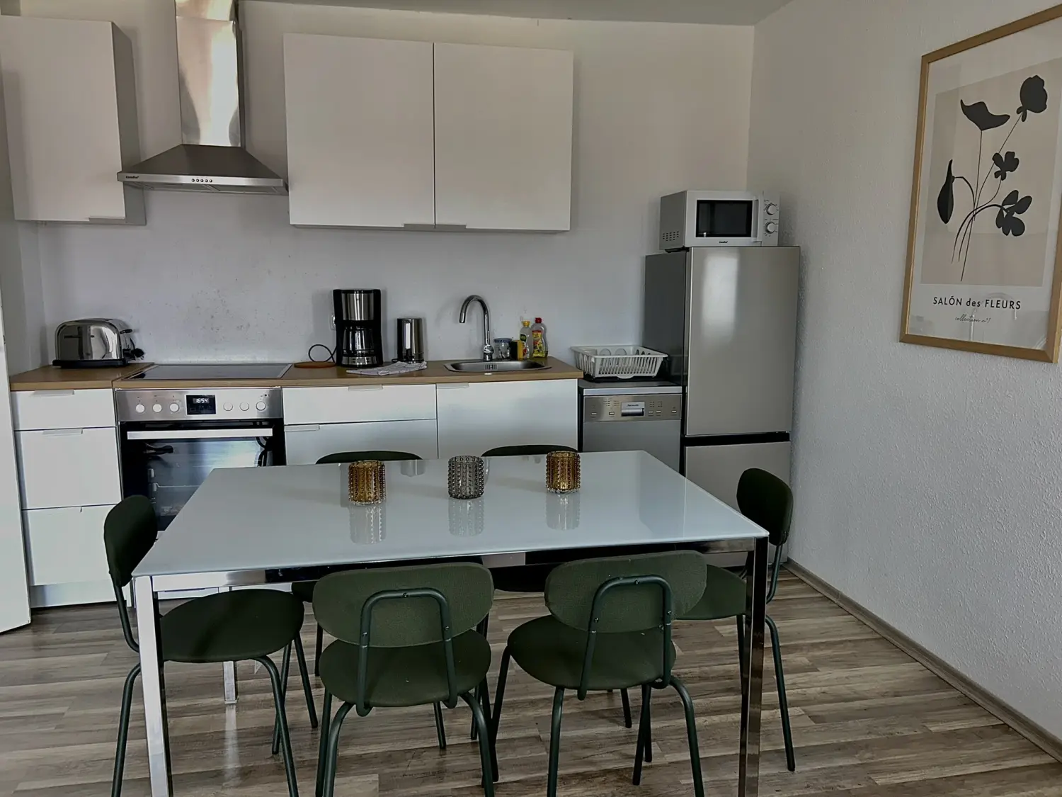 Ferienwohnung Schütz -  Möblierte Wohnungsküche mit Esstisch und Stühlen